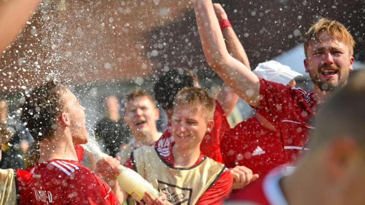 Der VfL Wanfried feiert die Fußball-Kreisoberliga-Meisterschaft 2022/2023. Am Ende eines wahren Herzschlagfinales steht der so lange herbeigesehnte Aufstieg in die Gruppenliga. 
